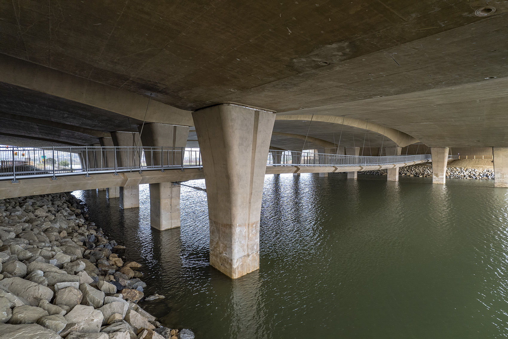 San Elijo Lagoon Pedestrian Bridge by Safdie Rabines Architects - 谷德设计网