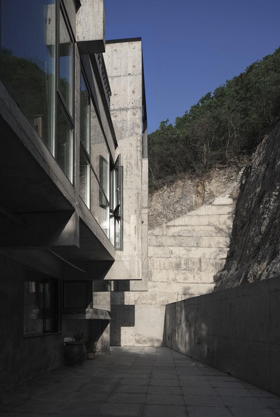 cliff house by li wenxi architects