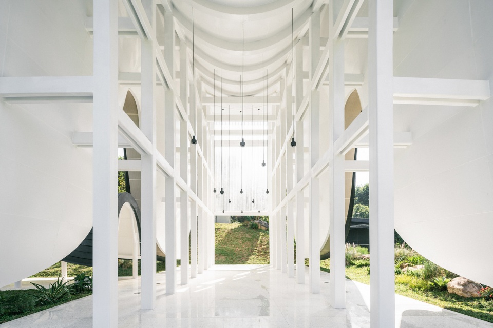 the levitated curtain xi hall by say architects