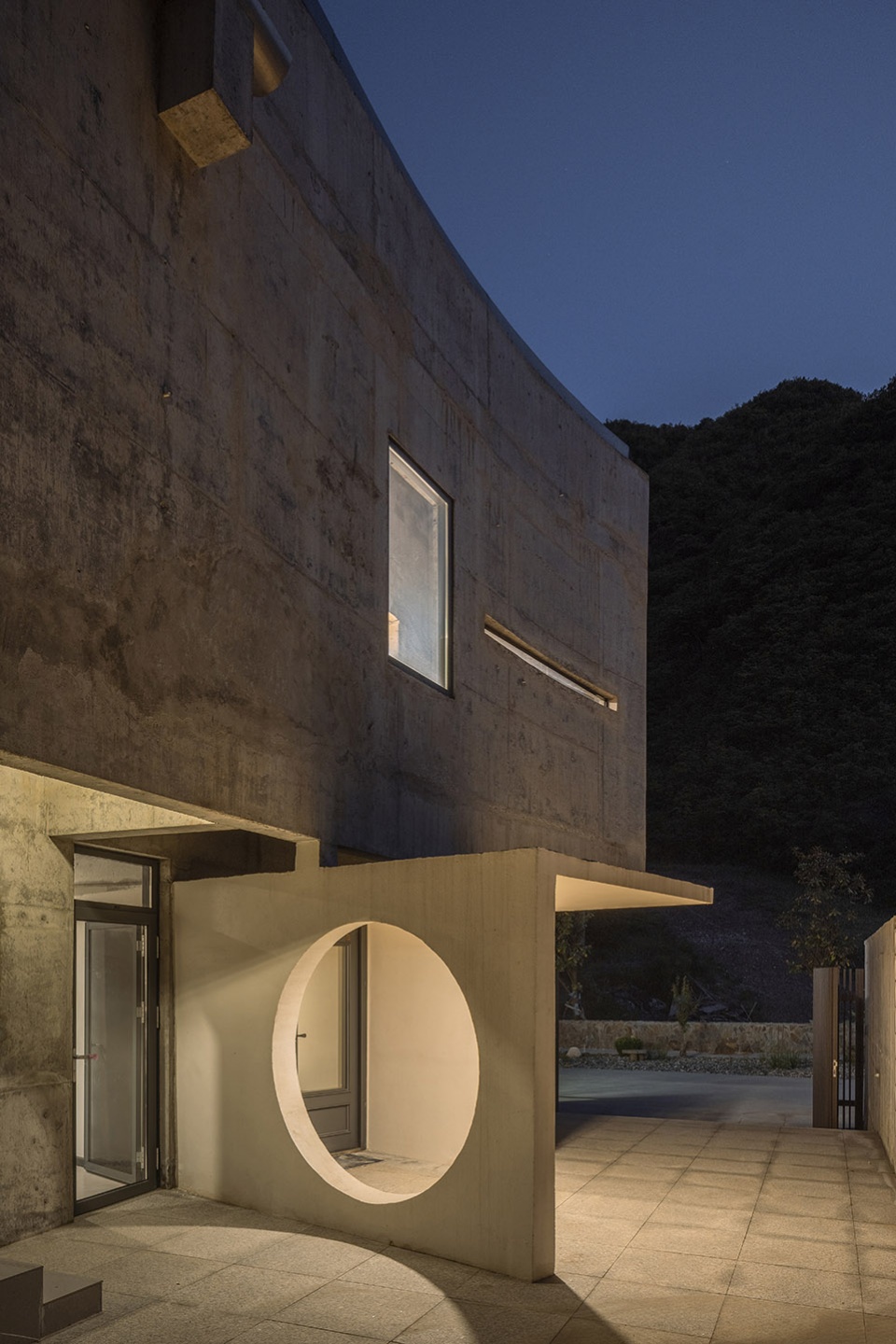 cliff house by li wenxi architects