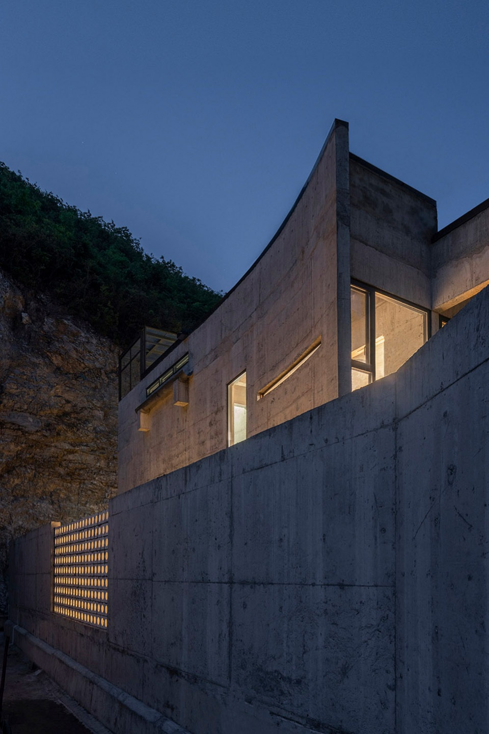 cliff house by li wenxi architects