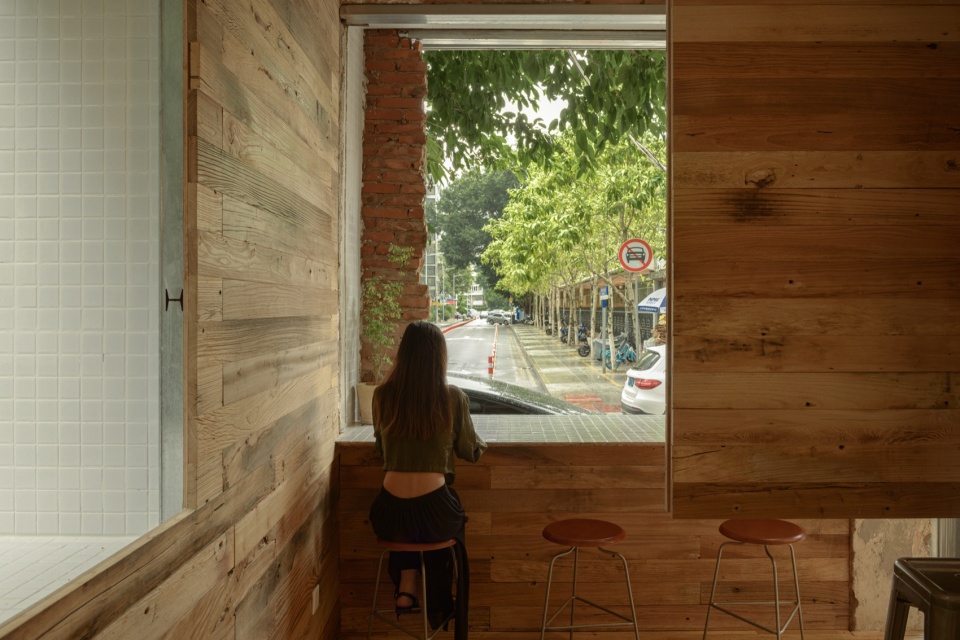 由半室外咖啡区看向小区 view to the neighborhood from the semi outdoor coffee area @猫瞳工作室