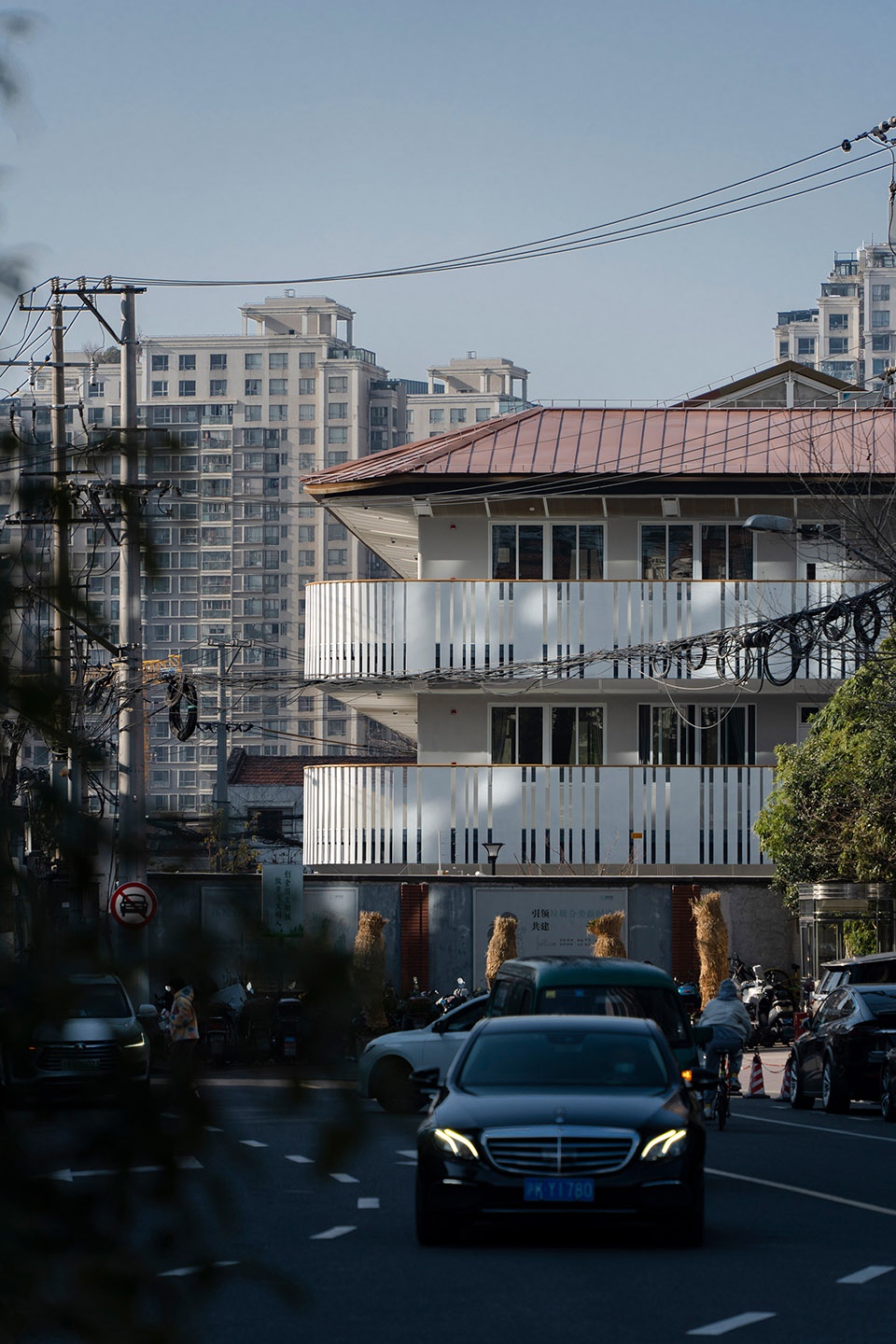 由南侧新昌路望向校园 View point from Xinchang Road to school compound ©繁玺视觉