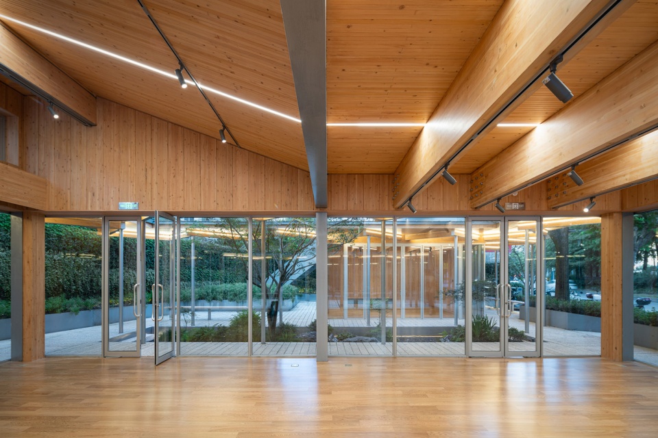 Service Station in Front of Putuo Park Suzhou Creek Atelier Z