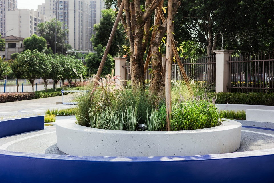 High Tech Quantum Pocket Park by 10Design