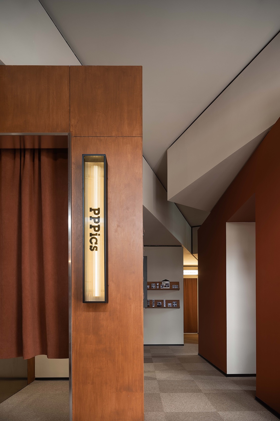stage-self-service-photo-gallery-by-endless-design