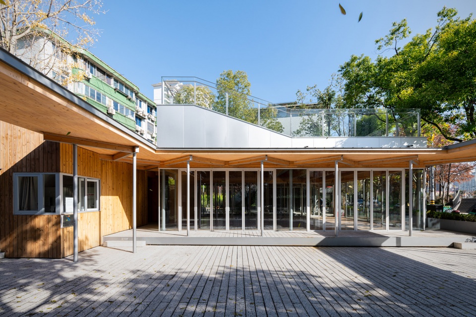 Service Station in Front of Putuo Park Suzhou Creek Atelier Z