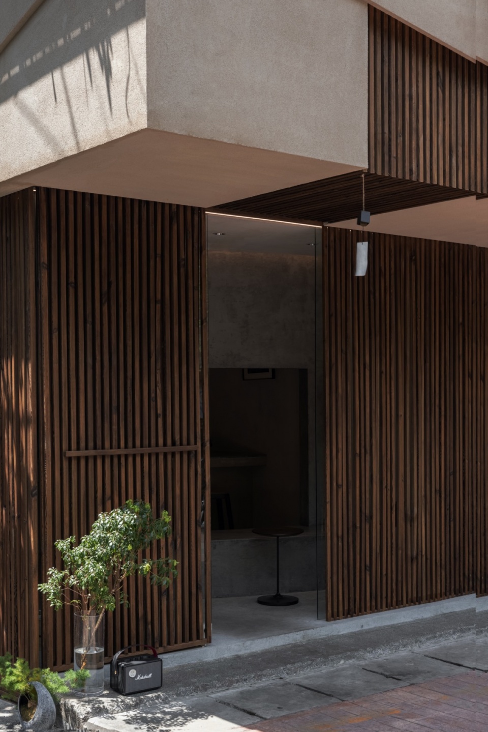 vis a vis by wooom studio