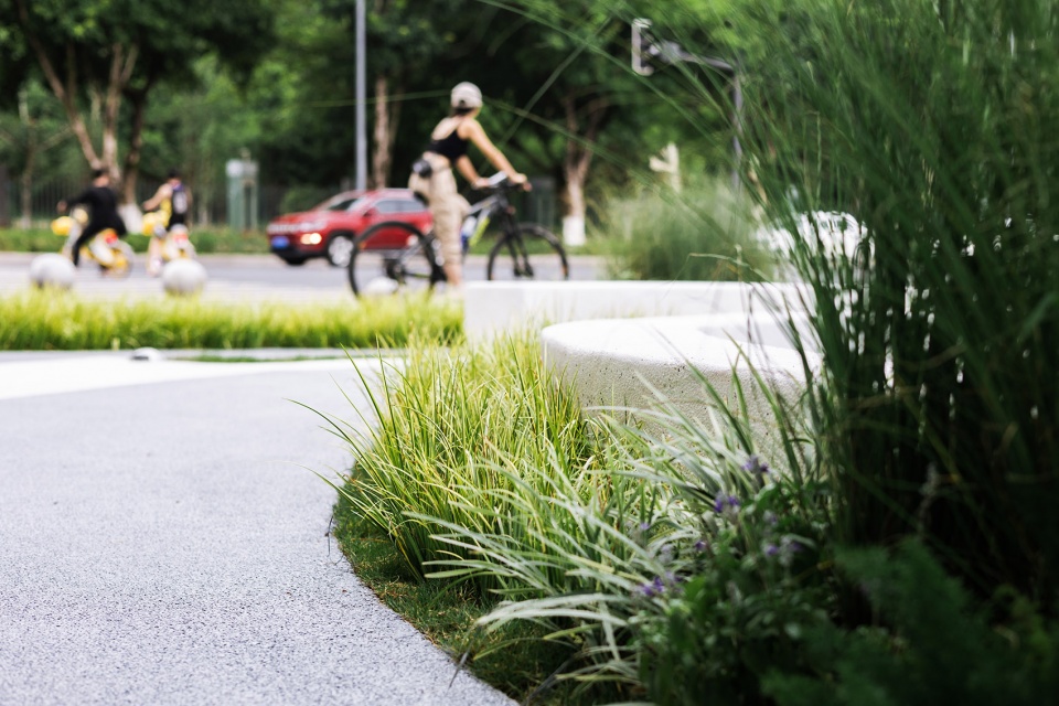 High Tech Quantum Pocket Park by 10Design