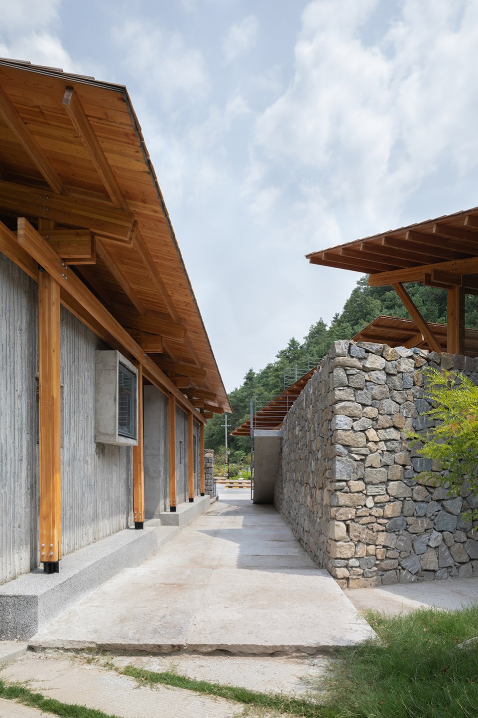 multifunctional service center of liuba mountain scenic area by shulin architectural design