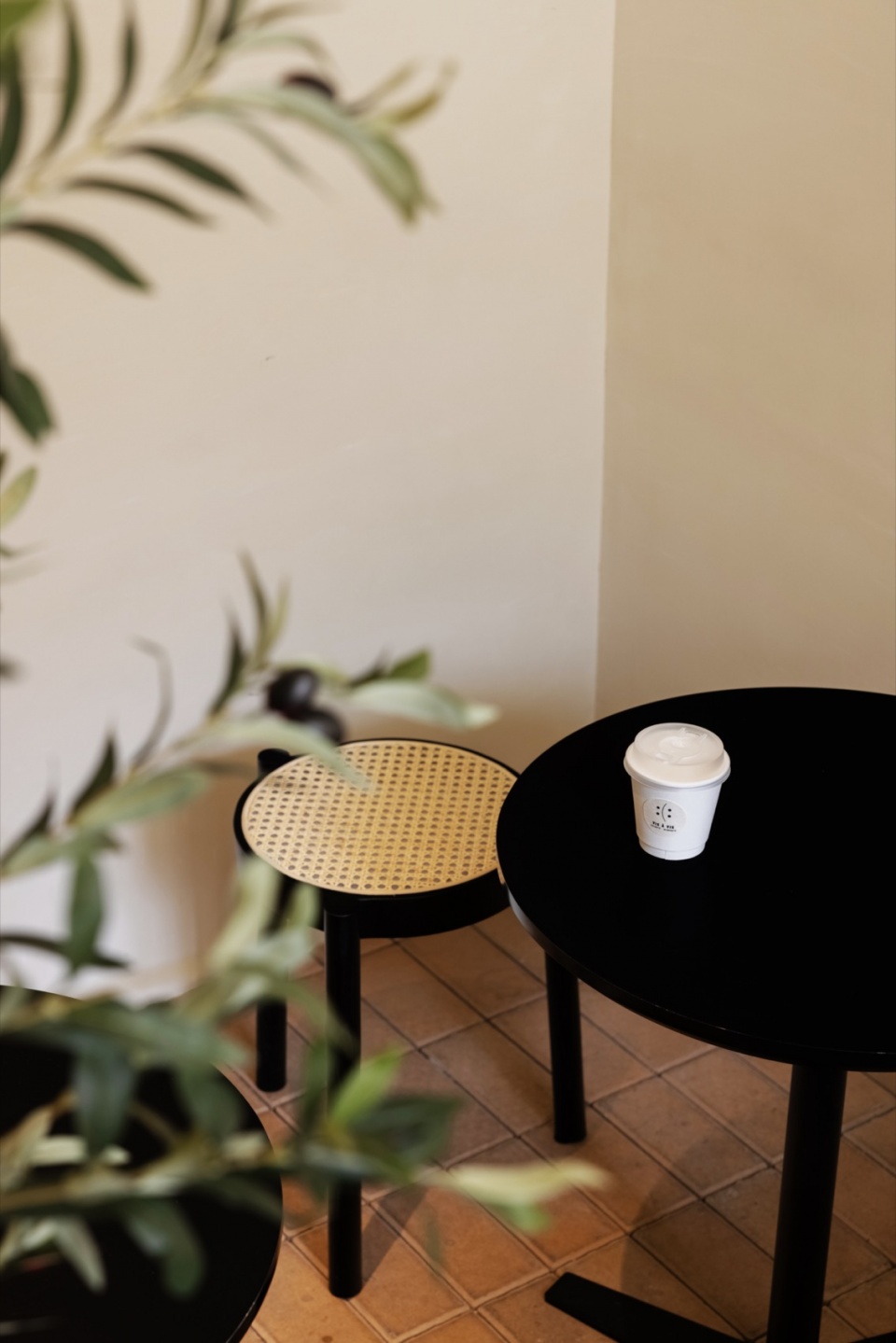 vis a vis by wooom studio