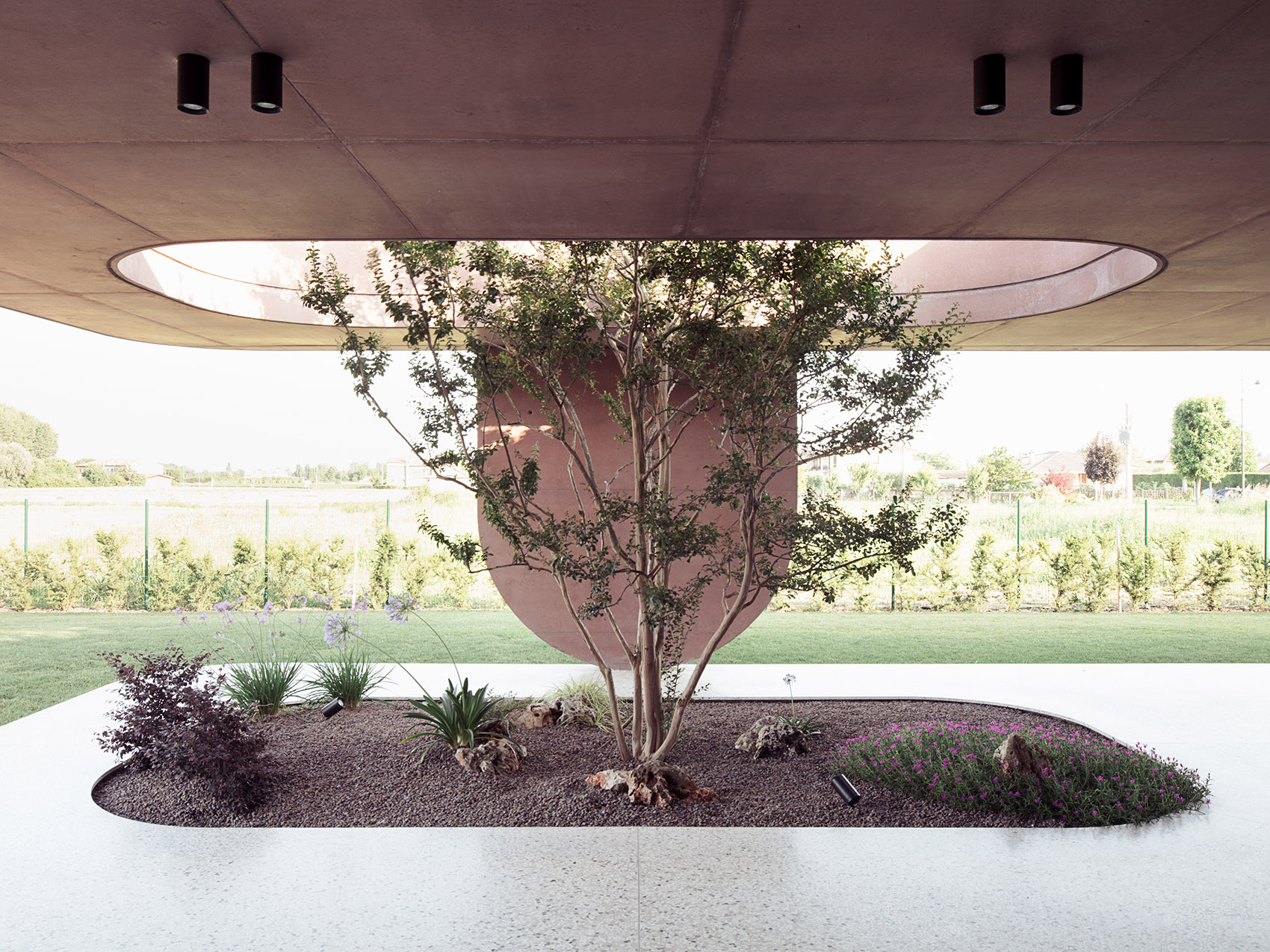 211_ House with a large porch by MIDE architetti - 谷德设计网