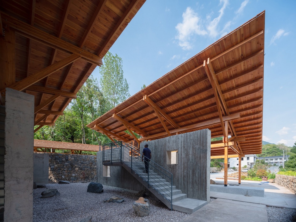 Multifunctional Service Center of Liuba Mountain Scenic Area by 