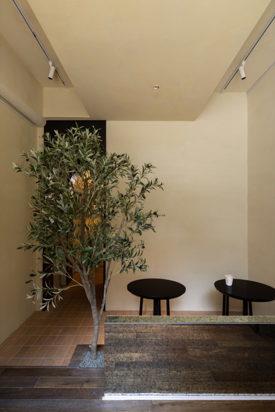 vis a vis by wooom studio