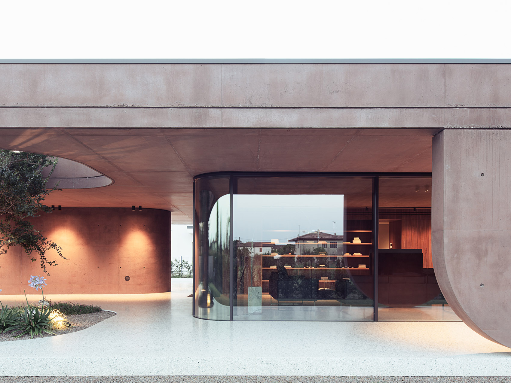 211_ House with a large porch by MIDE architetti - 谷德设计网