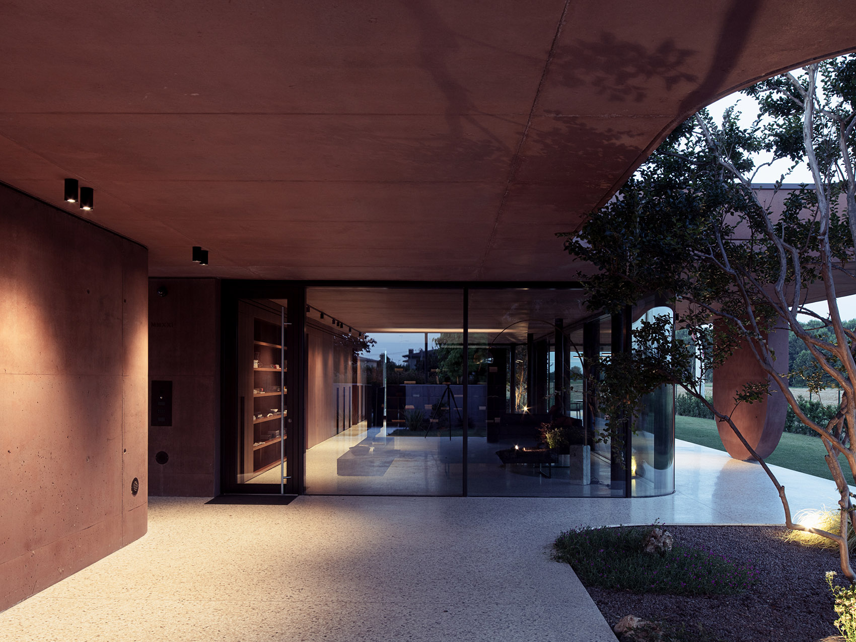211_ House with a large porch by MIDE architetti - 谷德设计网