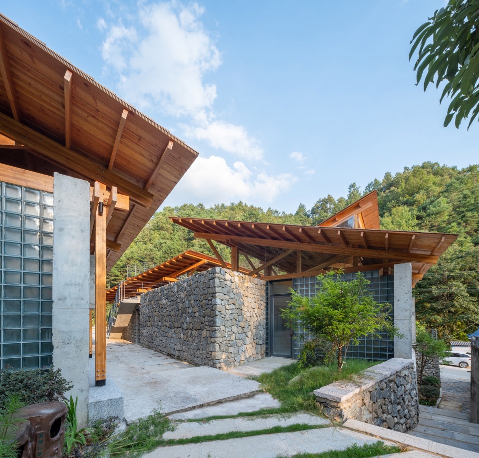 multifunctional service center of liuba mountain scenic area by shulin architectural design