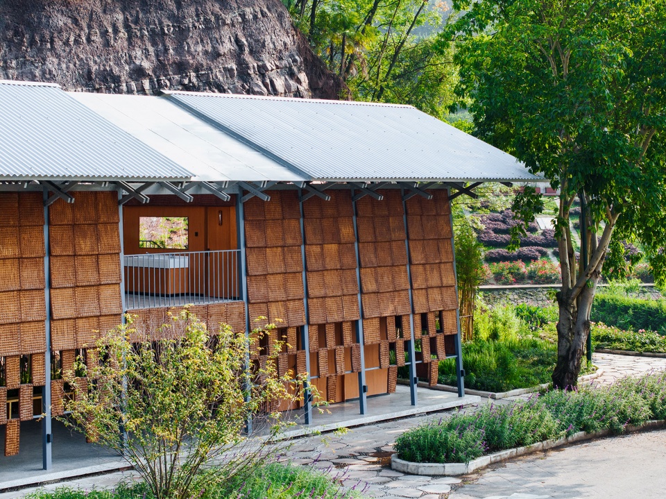 palm toilet facing the sea of flowers by zaixing architectural desgin firm