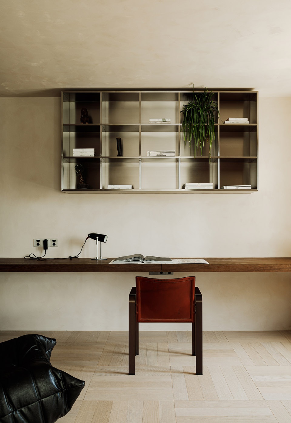 深沉木色之下的中古氛围 NOTHING DESIGN