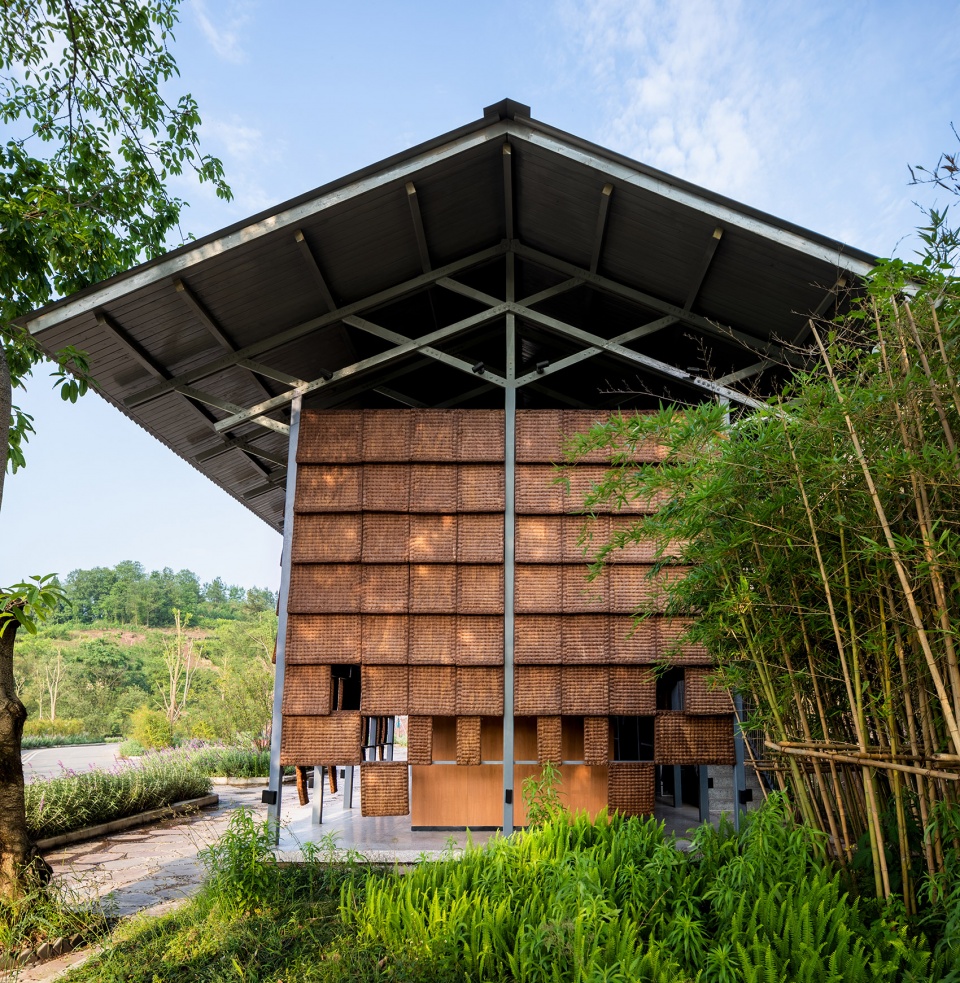 palm toilet facing the sea of flowers by zaixing architectural desgin firm