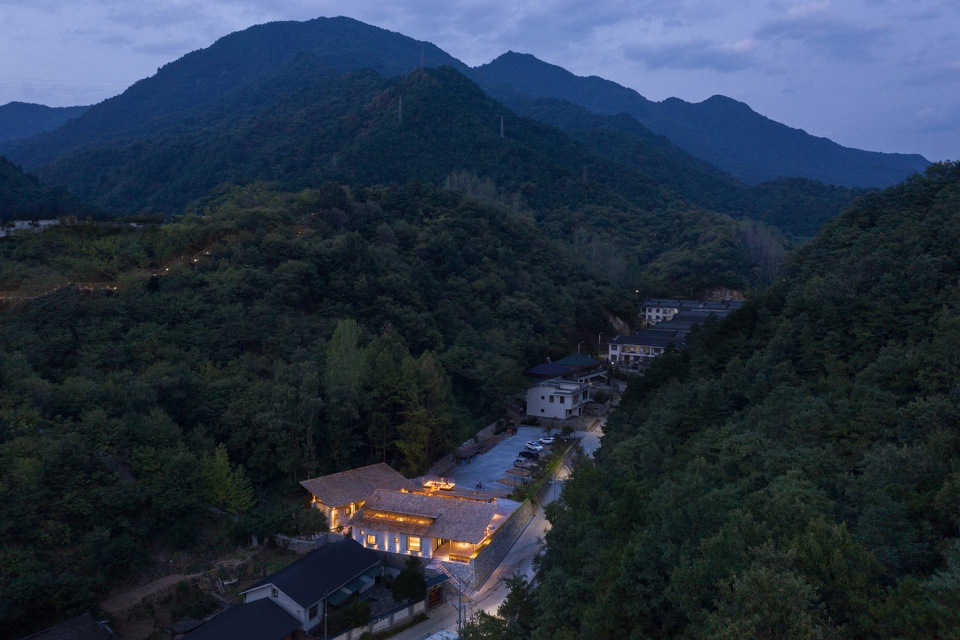 multifunctional service center of liuba mountain scenic area by shulin architectural design