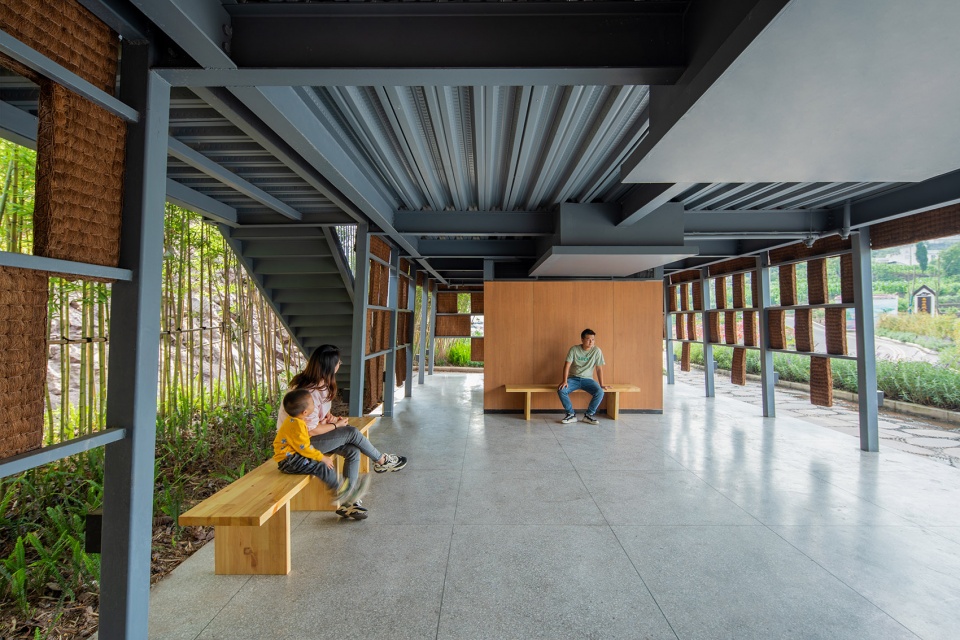 palm toilet facing the sea of flowers by zaixing architectural desgin firm