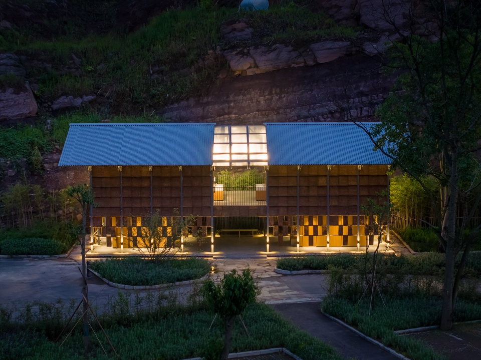palm toilet facing the sea of flowers by zaixing architectural desgin firm