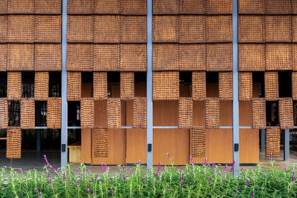 palm toilet facing the sea of flowers by zaixing architectural desgin firm