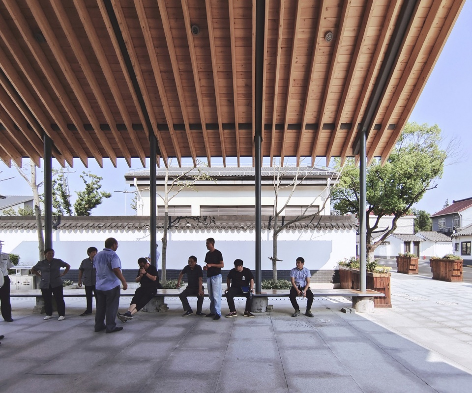 邻里友好的入口檐廊 Citizens can stay and rest under the eaves ©同济原作设计工作室