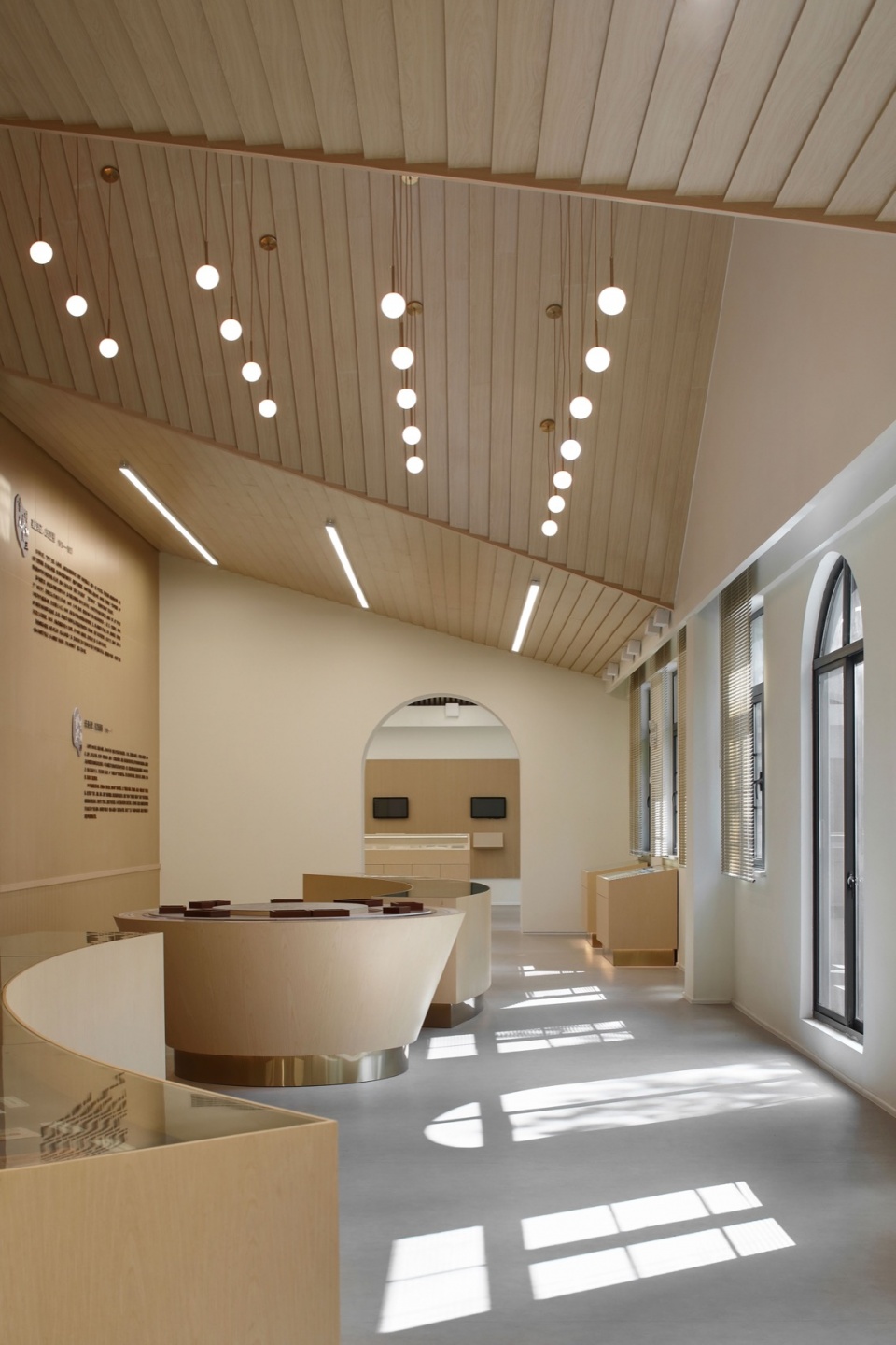 纵向深长的历史轴线展厅,让参观者在行进中细细品味历史 ©阿奇