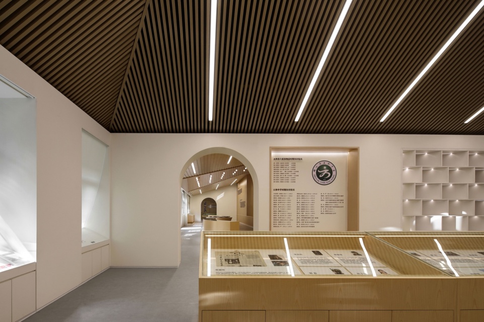 多媒体展厅展示了师资风貌与电子校友名录 ©王俭