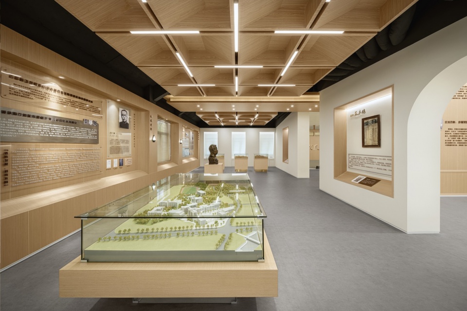 方正沉稳的模型展台展示校园沙盘的整体风貌 ©王俭