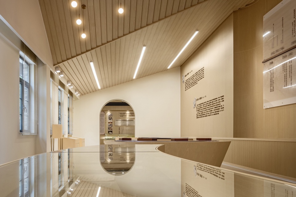 历史轴线的展桌采用灵活延展的流线型 ©王俭