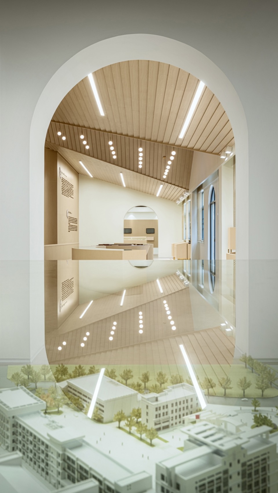 从模型展台看向历史轴线展厅 ©王俭