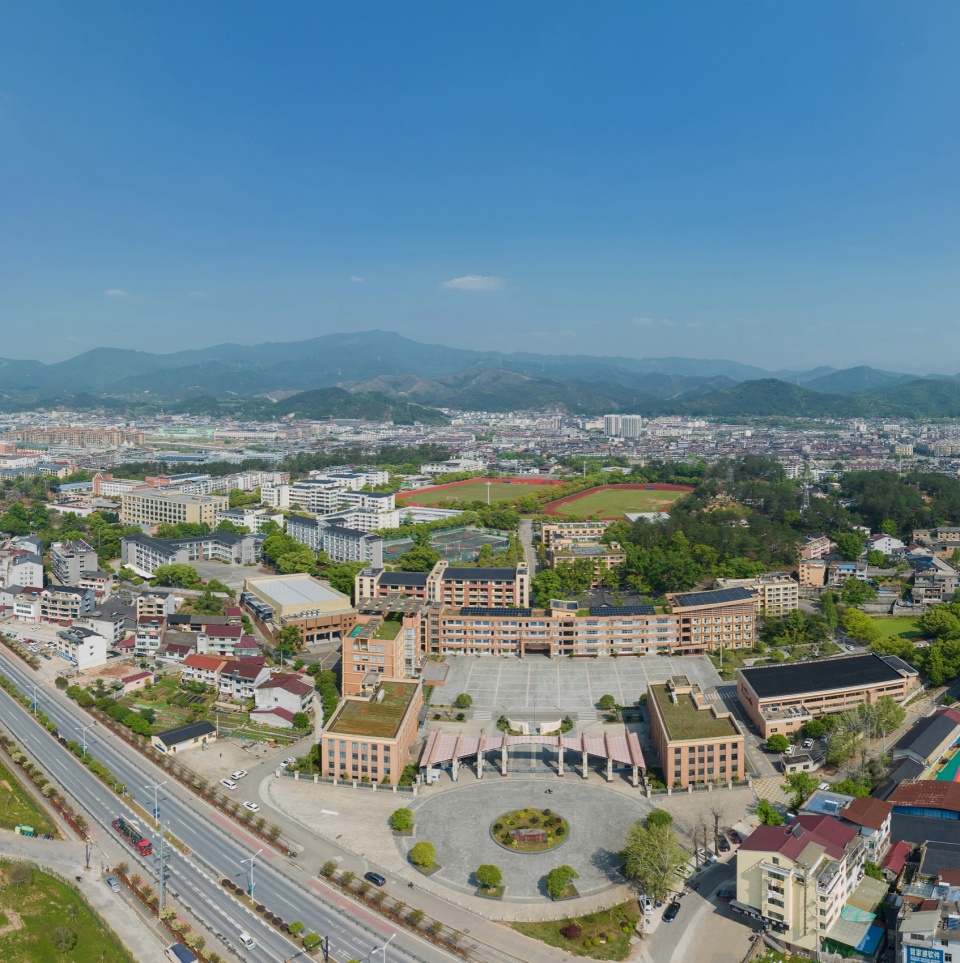 云和中学鸟瞰:台地之上,群山环绕 ©阿奇