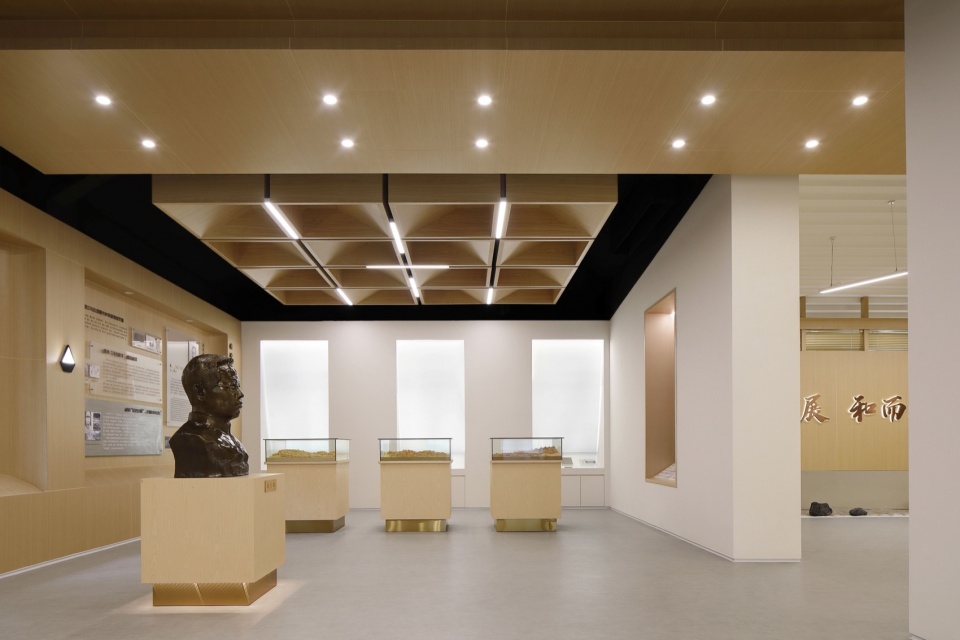 模型和实物展厅的田字格吊顶 ©阿奇