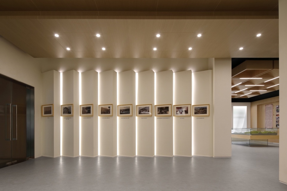 序厅的折线型展墙展示重点历史节点的珍贵照片影像 ©阿奇