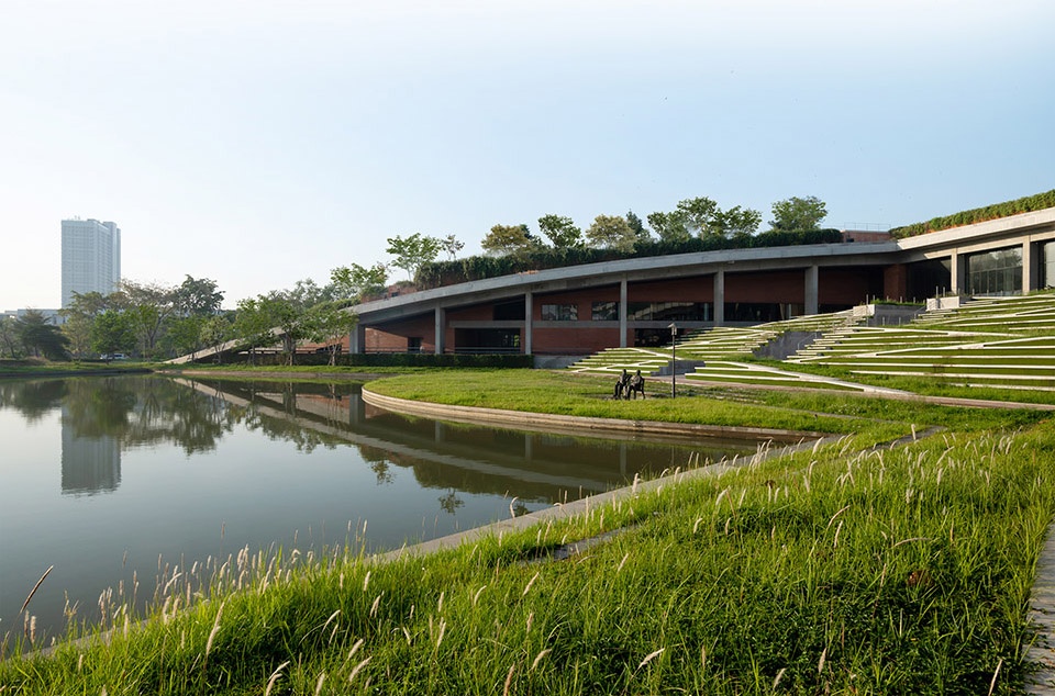 Puey Ungpahakorn Centenary Hall by Arsomsilp Landprocess 7wk