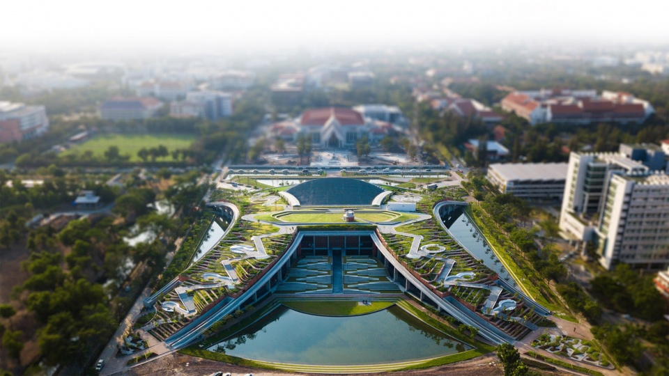 Puey Ungpahakorn Centenary Hall by Arsomsilp Landprocess