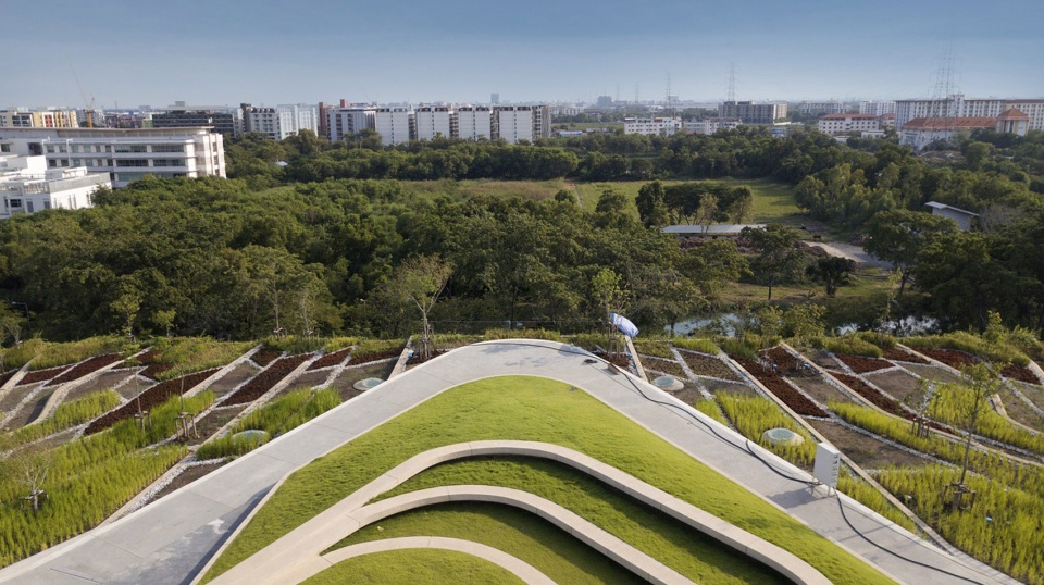 Puey Ungpahakorn Centenary Hall by Arsomsilp Landprocess