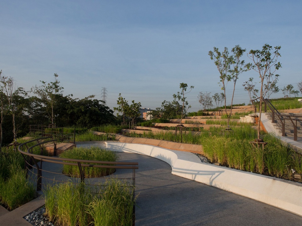 Puey Ungpahakorn Centenary Hall by Arsomsilp Landprocess