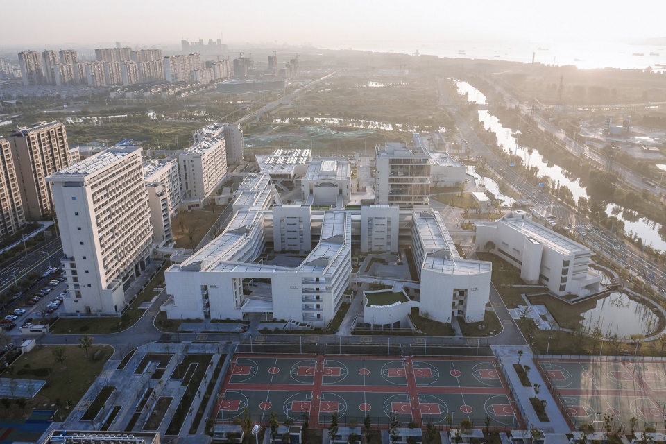 New campus of Jiangsu Jingjiang Senior High School by Rong Zhaohui 