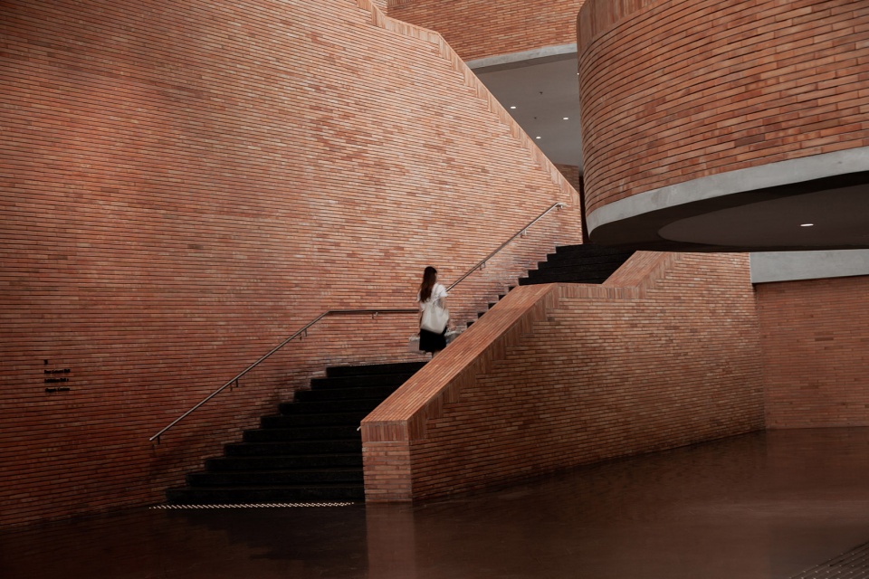 Puey Ungpahakorn Centenary Hall by Arsomsilp Landprocess