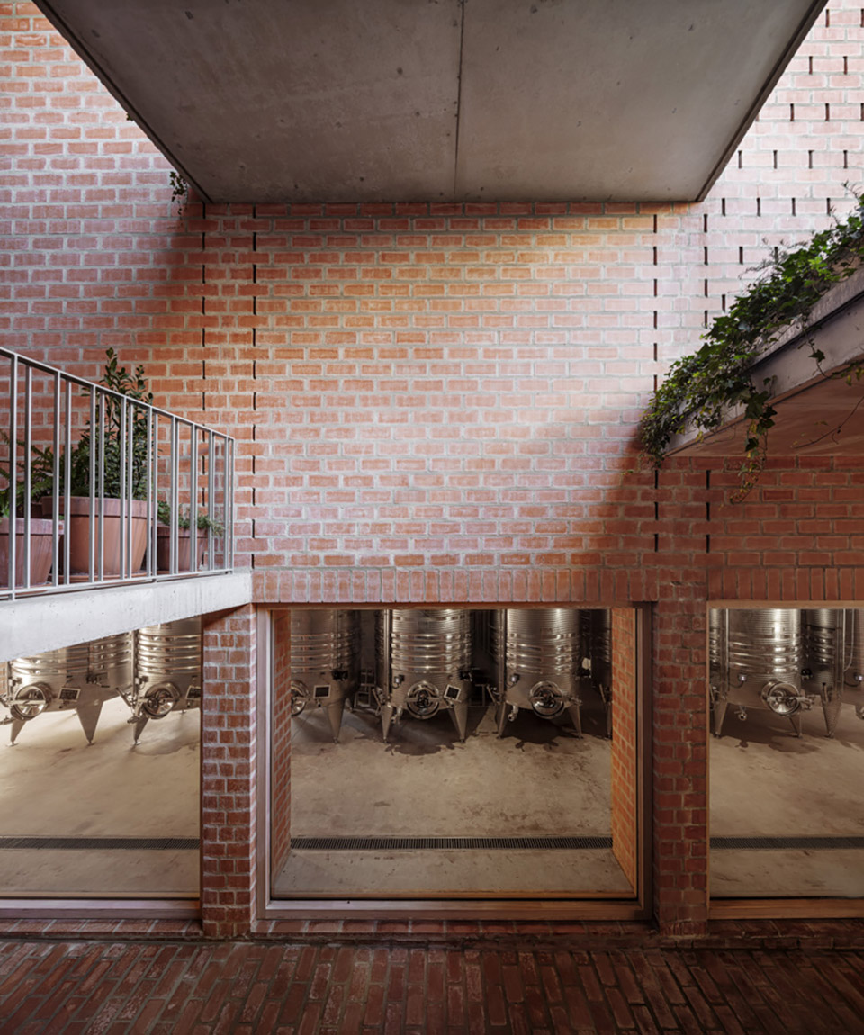 CLOS PACHEM WINERY by HARQUITECTES