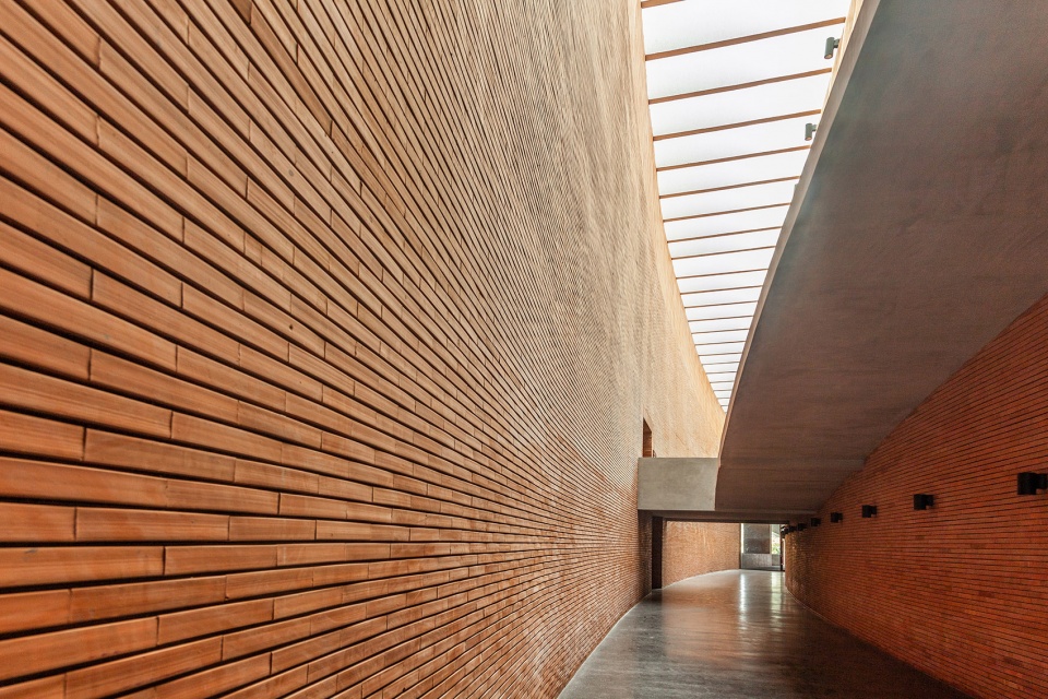Puey Ungpahakorn Centenary Hall by Arsomsilp Landprocess