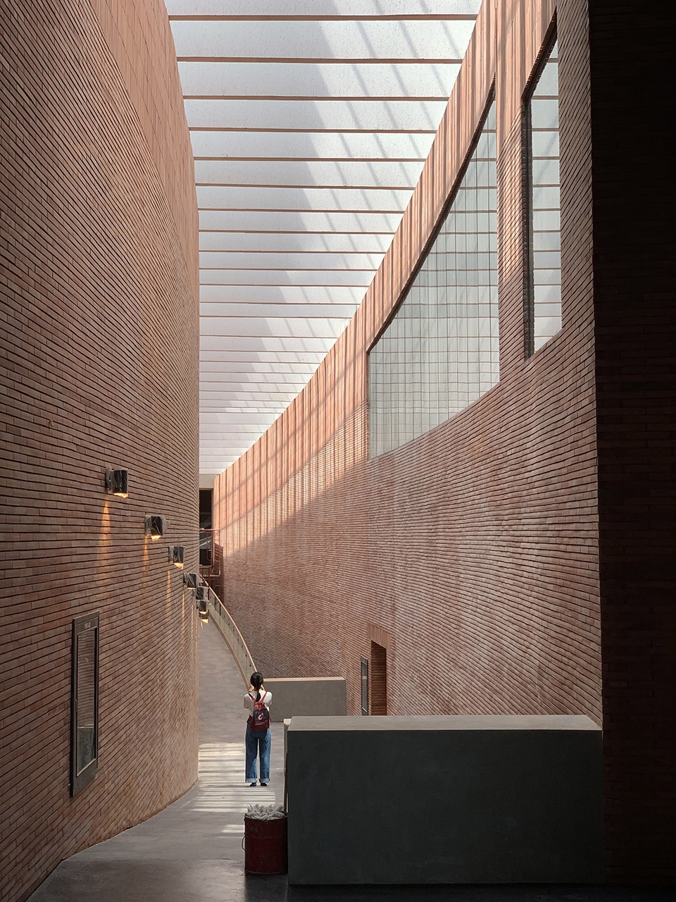 Puey Ungpahakorn Centenary Hall by Arsomsilp Landprocess