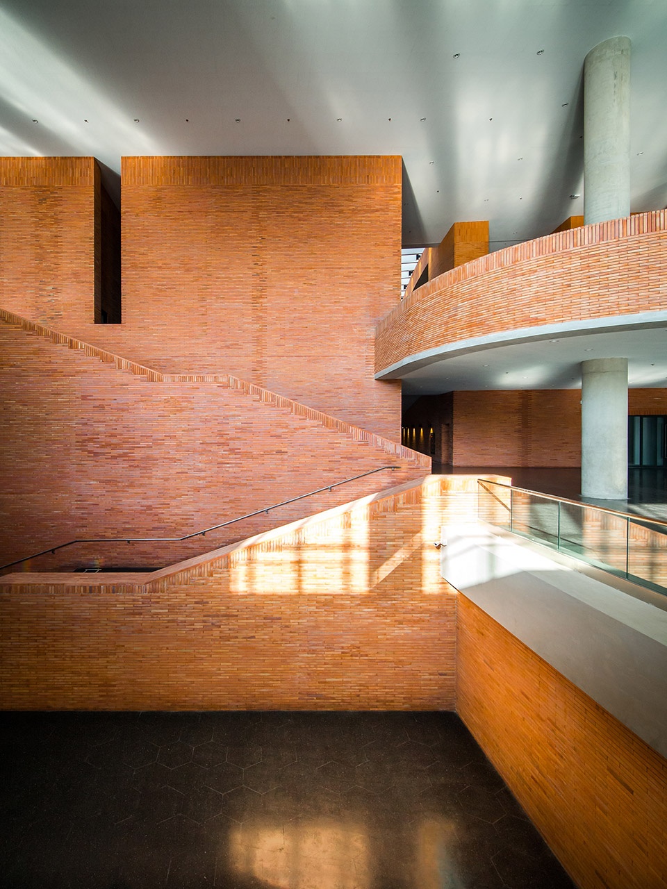 Puey Ungpahakorn Centenary Hall by Arsomsilp Landprocess