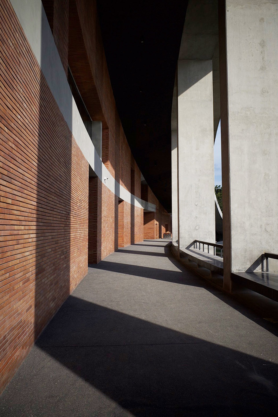Puey Ungpahakorn Centenary Hall by Arsomsilp Landprocess