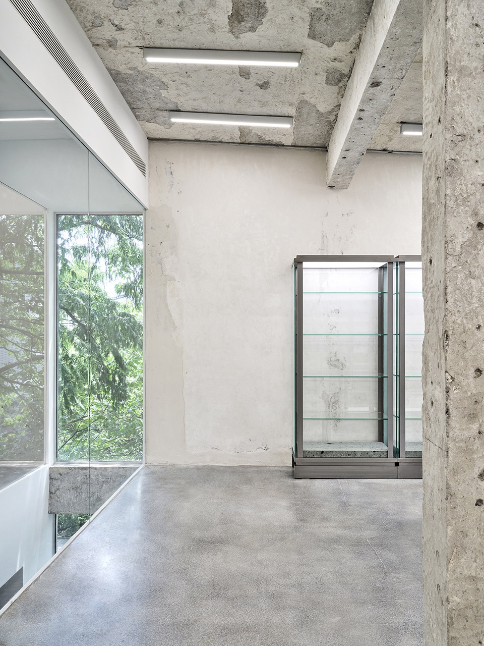 Outsider Store China by Studio Glume