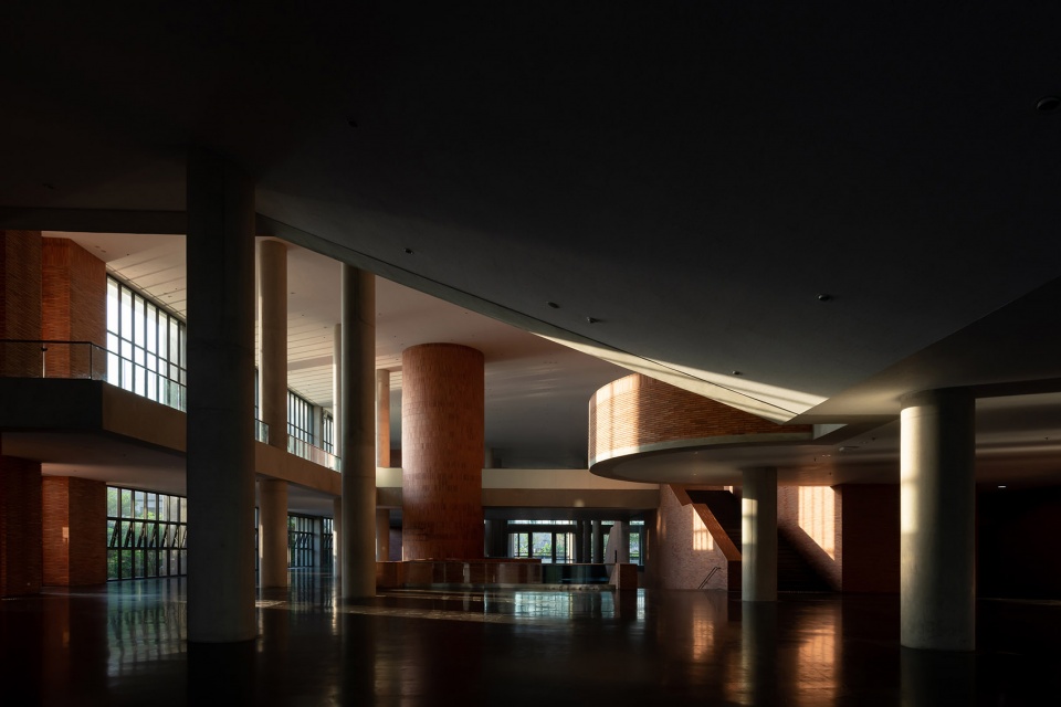 Puey Ungpahakorn Centenary Hall by Arsomsilp Landprocess